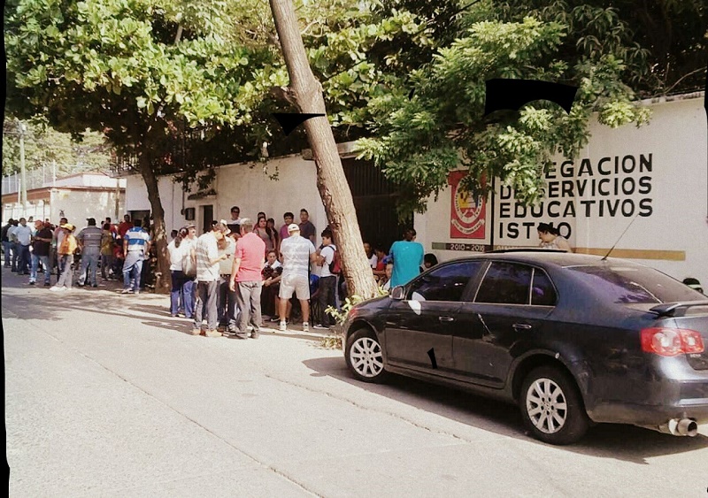 Por tercer semana maestros “toman” oficinas de IEEPO en Juchitán