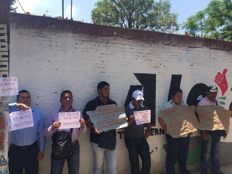 Maestros bloquean el aeropuerto, retienen a 7 policías y 20 vehículos de empresas transnacionales