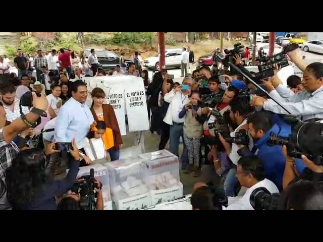Benjamín Robles, candidato a gobernador del PT, emite su voto