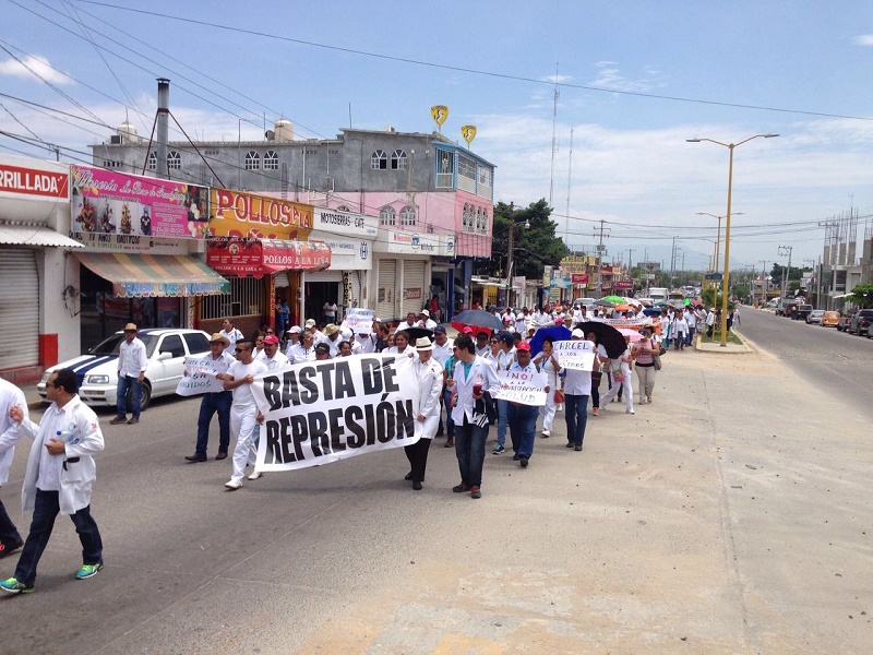 Marchan médicos, enfermeras y administrativos contra la reforma a la salud