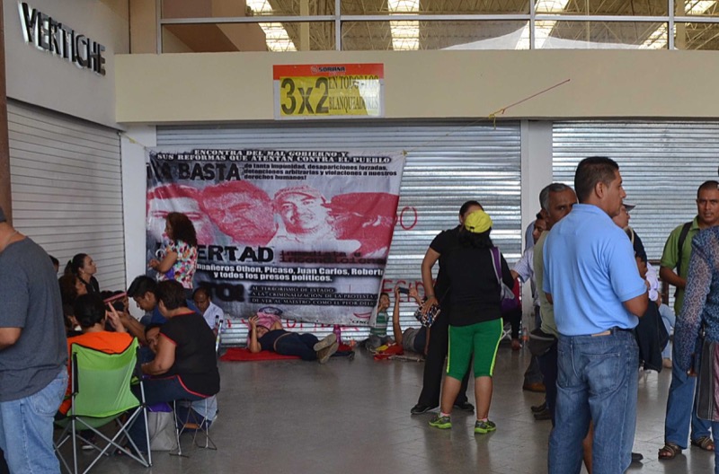 Fotos: Por tercer día consecutivo integrantes de la Sección 22 y de organizaciones sociales bloquearon accesos a tiendas en centros comerciales