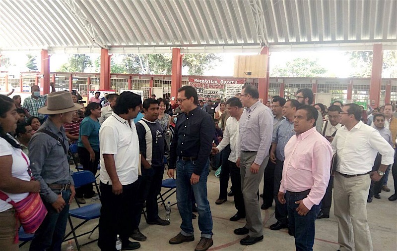 Con bloqueos y tomas de oficinas reciben a Subsecretario de Gobernación en Nochixtlán