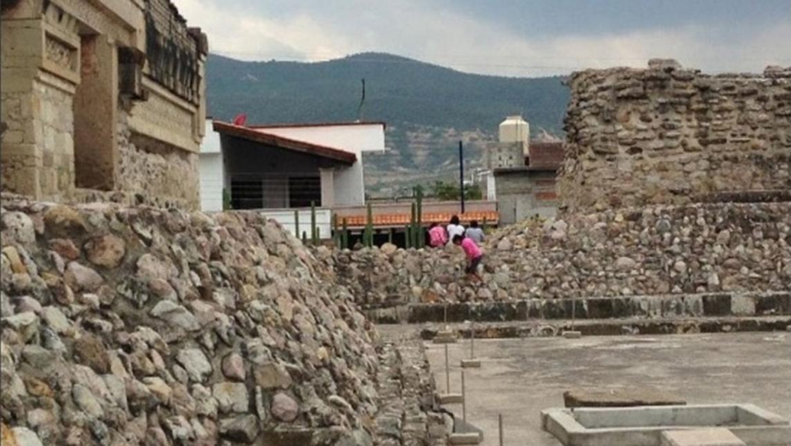 Edil de Mitla construye “Casa Blanca” con venta de artesanías, afirma
