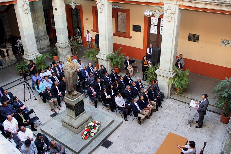 La UABJO honra la memoria de Benito Juárez García en su 144 aniversario luctuoso