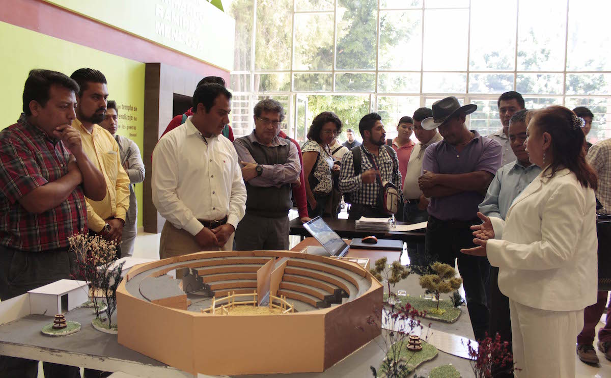 Estudiantes de la UABJO entregan 5 propuestas arquitectónicas a San Bartolomé Quialana