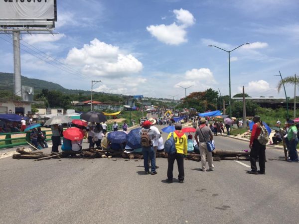 CNTE extiende bloqueos a 4 estados, sólo permitirán paso de automovilistas, gasolina y productos nacionales