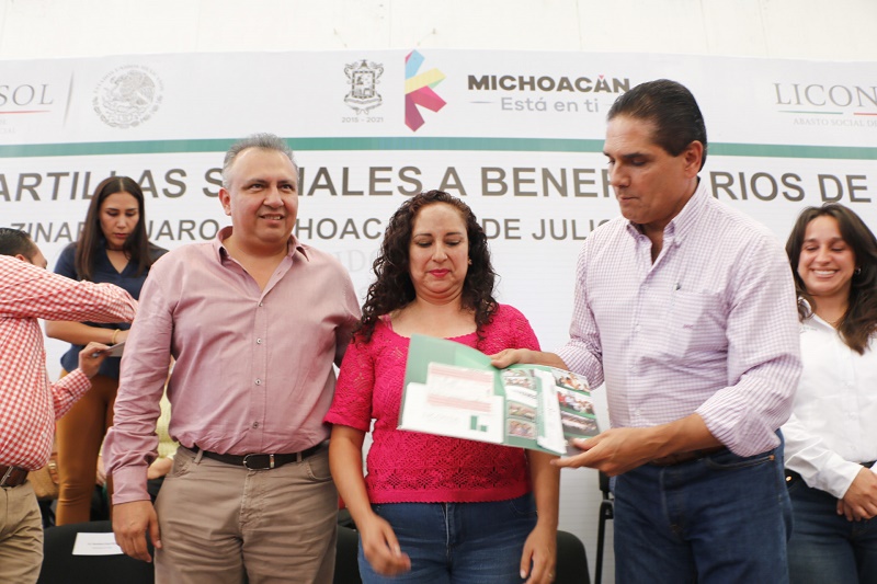 Reciben michoacanos, cartillas sociales de SEDESOL