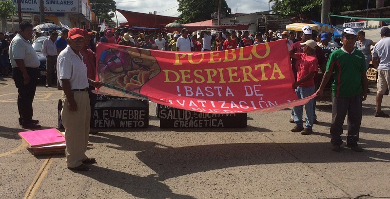 Marchan pueblos indígenas y profesores en Matías Romero contra las reformas educativas y de salud