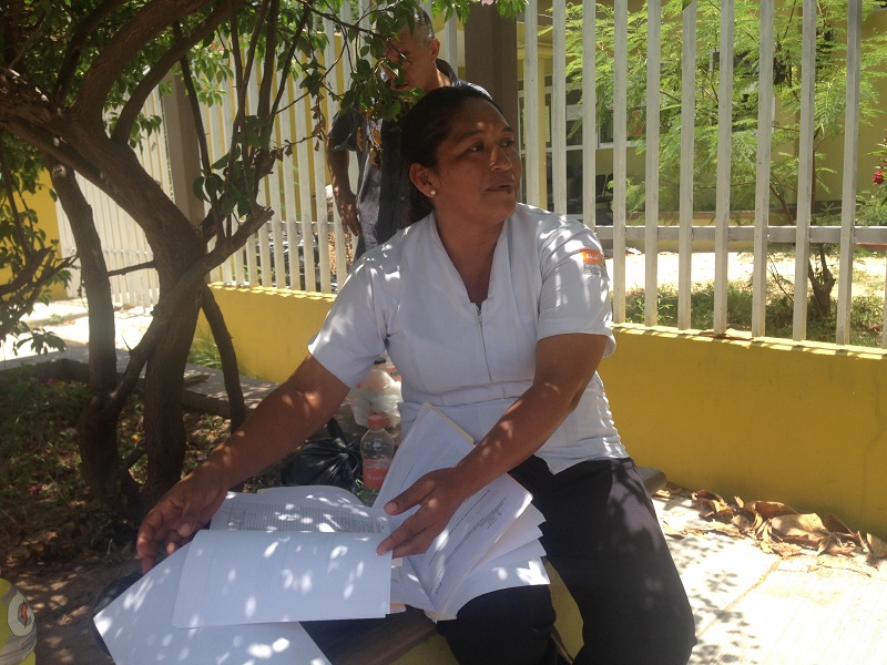 Enfermera atiende en la calle en Centro de Salud de Juchitán