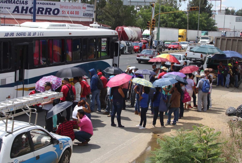 Bloqueos, marchas y tomas de oficinas desquician a Oaxaca y PF se dedica a pasar reportes
