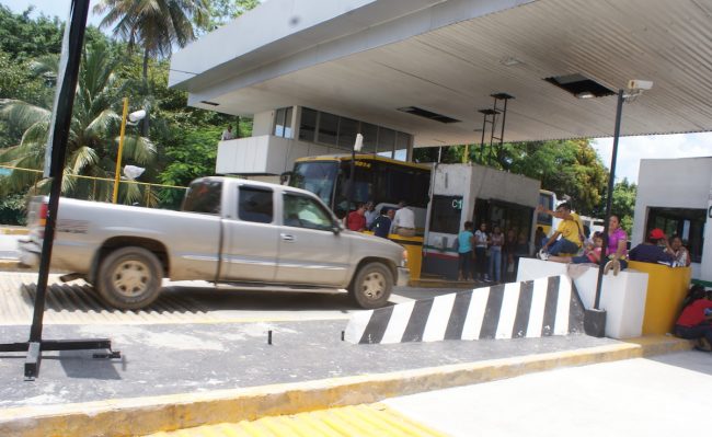 Profesores de la Sección 22 del SNTE mantienen bloqueo en el Caracol. Foto: Eduardo Contreras.