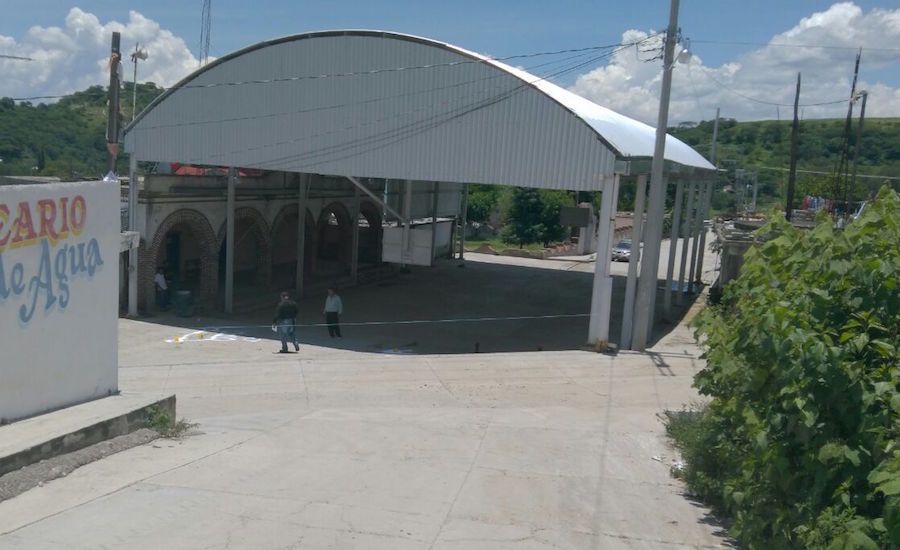 Por decisión S-22 de no iniciar clases discuten padres y madres de familia; hay 1 muerto