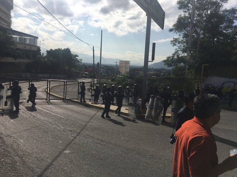 Inicia el boicot a la Guelaguetza de Gabino Cué con bloqueos y un cerco de mas de tres mil policías