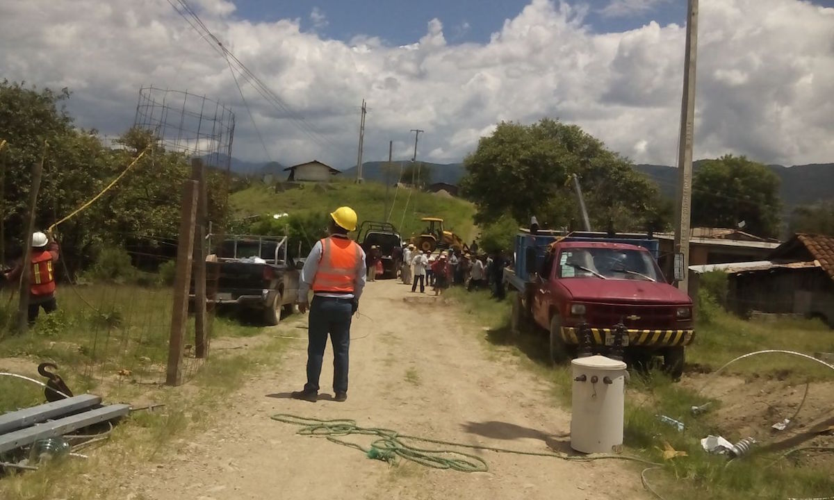 “O te bajas de ahí o te carga la chingada”, pobladores de Mixtepec a trabajador de CFE