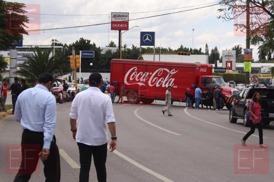 Normalistas desquician el sur de la capital con bloqueos y toma de centros comerciales