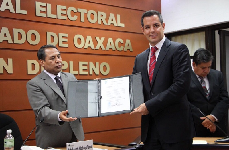 TEEO entrega constancia de gobernador electo a Alejandro Murat; ordena a Congreso emitir Bando Solemne