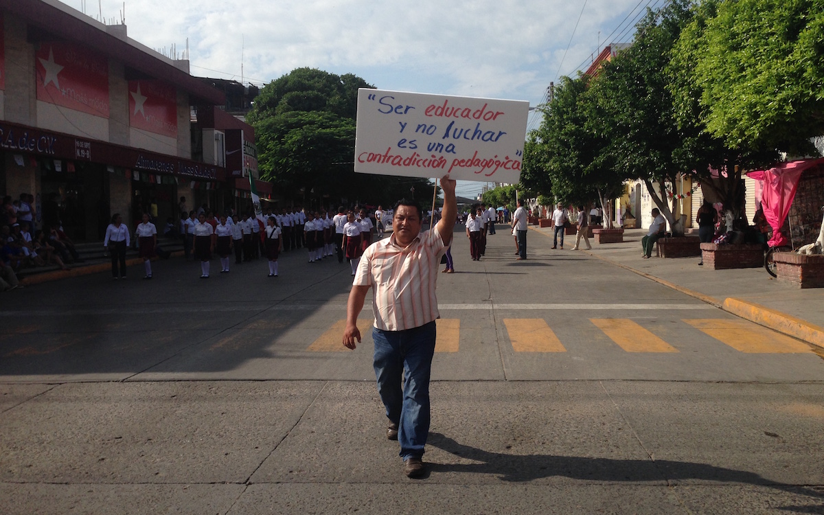 Estudiantes y maestros protestaron en desfile cívico en Juchitán