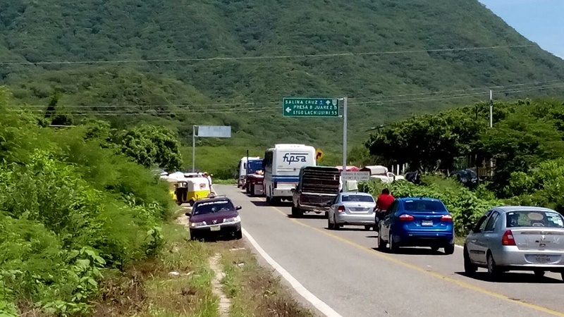 Con bloqueo mototaxistas exigen operativo contra irregulares