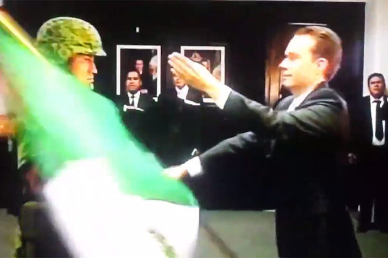 Ridiculizan a Manuel Velasco por “la delicadeza” con que entregaba la Bandera