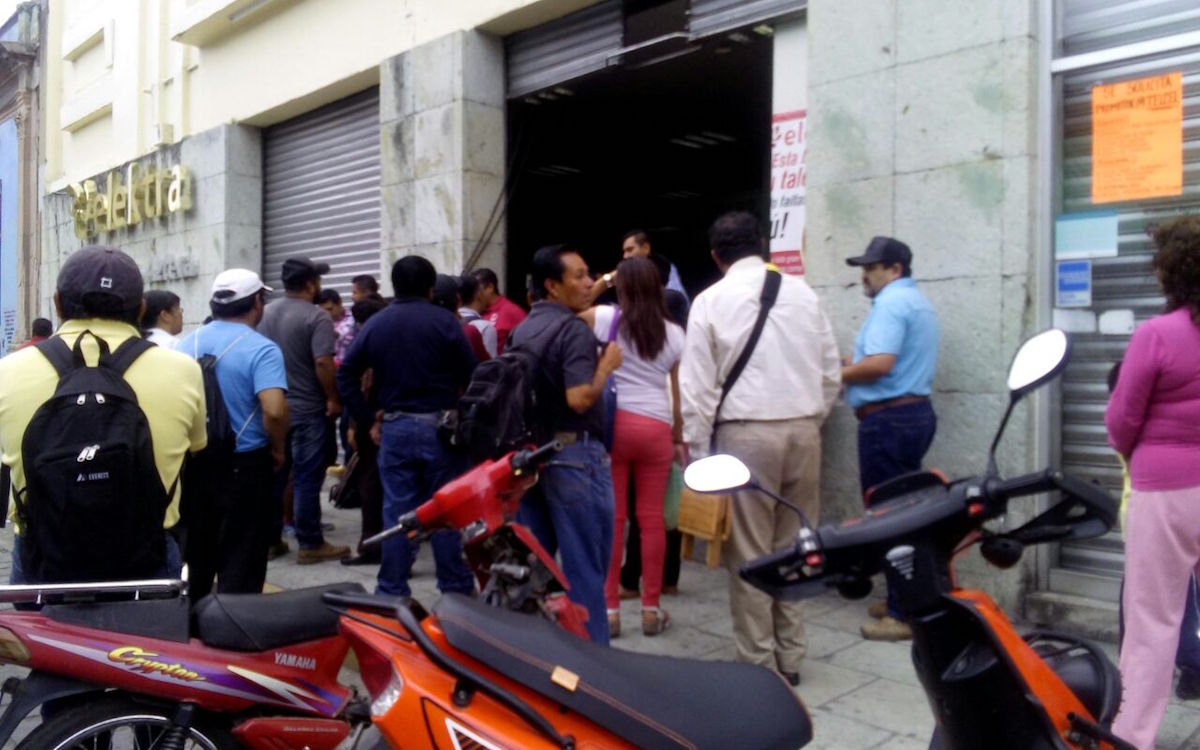 Maestros de Oaxaca intimidan a fotoperiodista embarazada; condena hechos la CNDH
