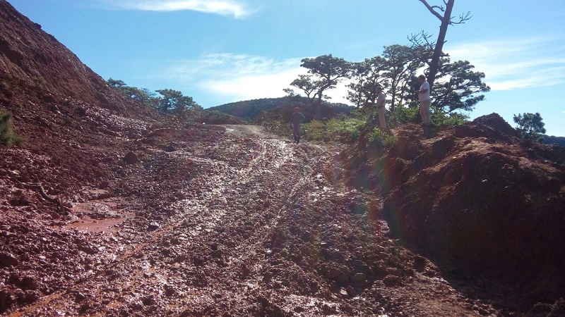 Más de mil zoques incomunicados por desprendimiento de carretera, exigen a CAO su rehabilitación