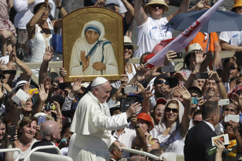 Canonizan a la Madre Teresa de Calculta; causa polémica
