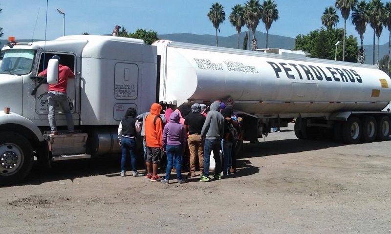 Normalistas toman terminal de PEMEX y ordeñan pipas