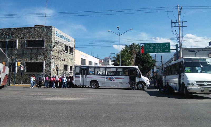 Normalistas retienen 8 autobuses para realizar bloqueos carretero en apoyo al magisterio