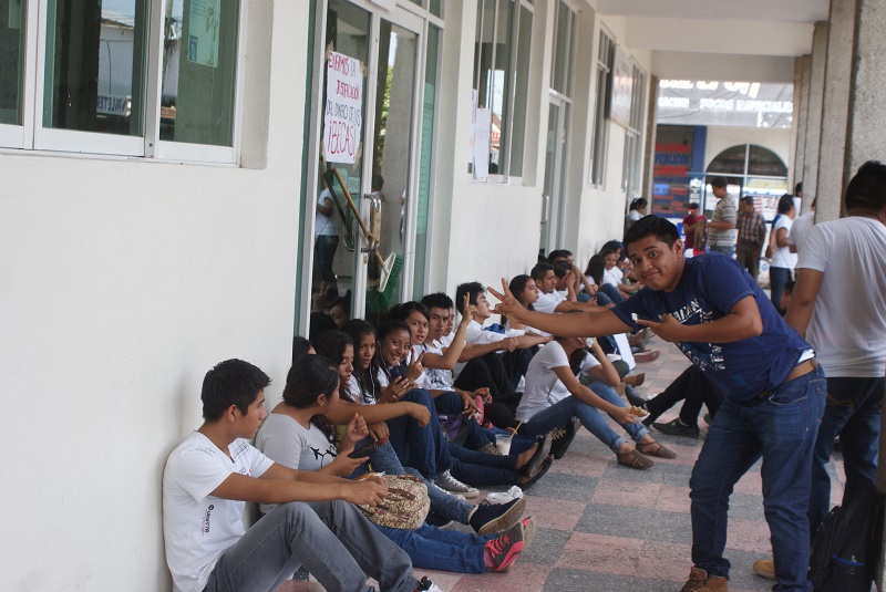 Denuncian universitarios en Tuxtepec, suspensión de pago de becas Bienestar