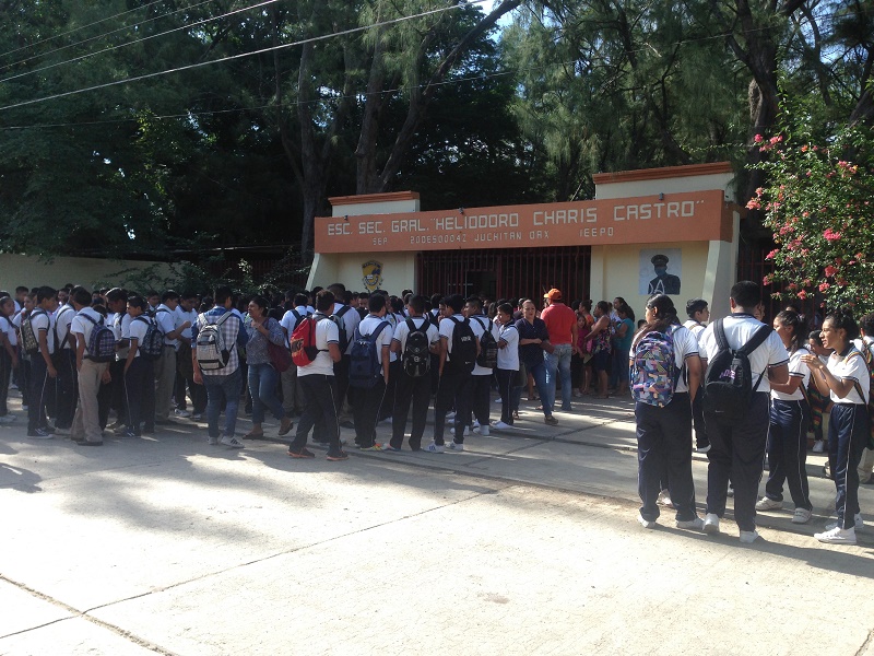 Escuela en Juchitán comienza clases por exigencia de padres de familia