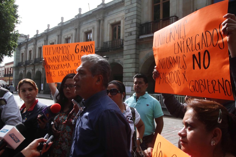 Cué presume entrega de uniformes a estudiantes y adeuda 300 MDP a proveedores