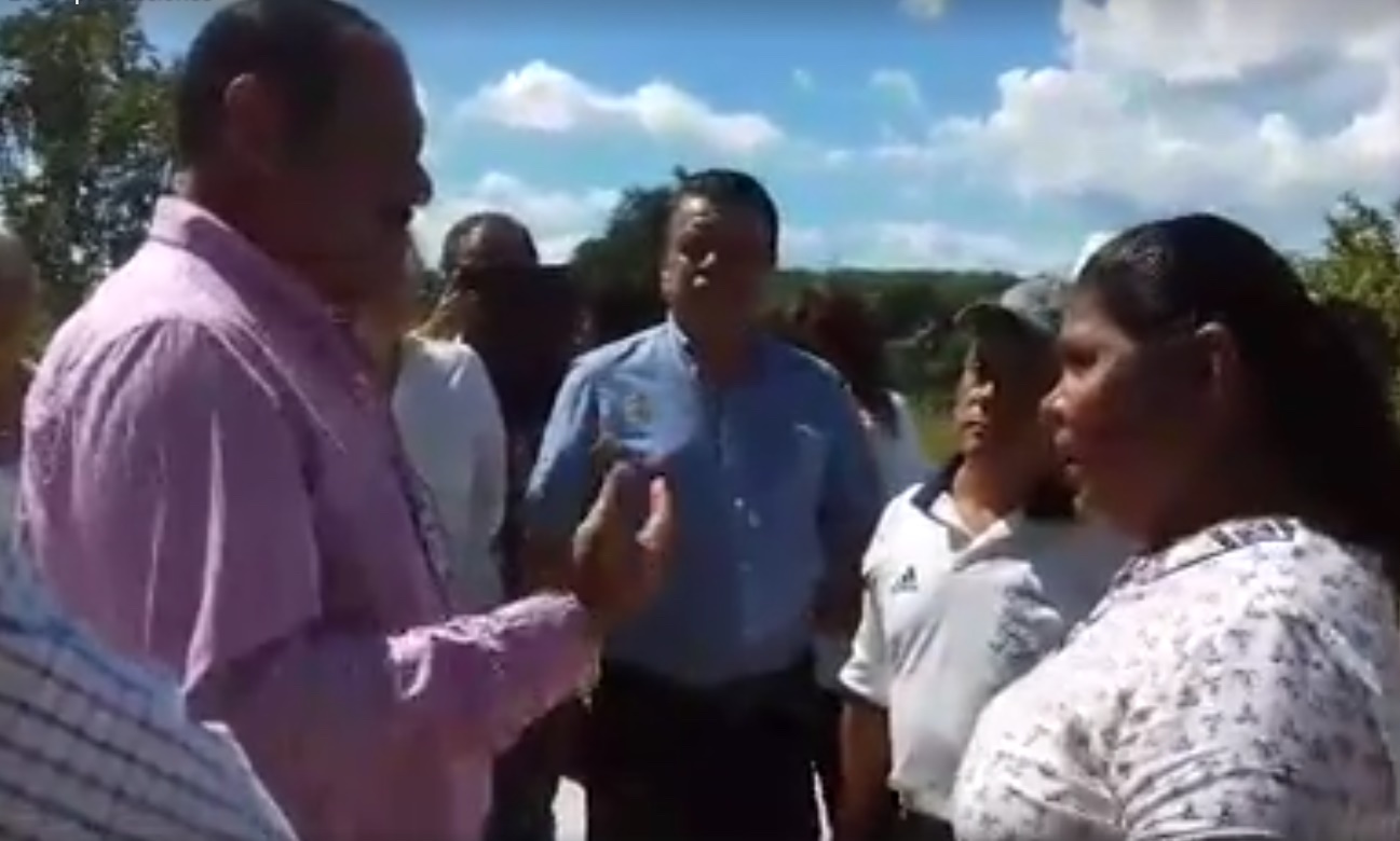 Arrebata edil de Tuxtepec micrófono a ciudadana que reclamaba en evento oficial