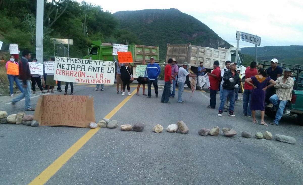 Realizan bloqueos y tomas de oficinas educativas para que abran escuelas en Nejapa de Madero
