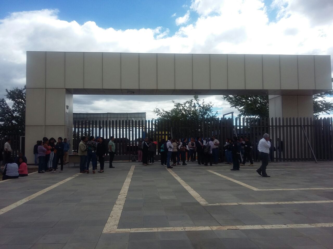 «El hambre» de Henestroza no tiene llenadera; deja sin sueldo a 300 trabajadores del Congreso