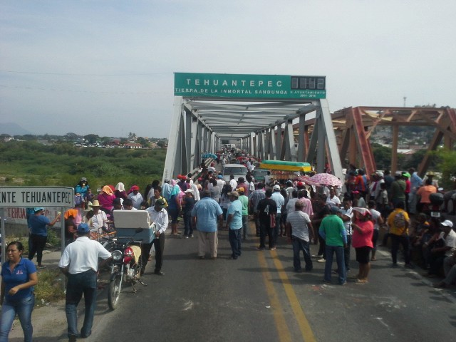 Bloquean pobladores de agencias municipales para exigir obras en Tehuantepec