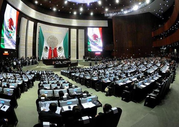 Endeudamiento que pide Peña Nieto para 2017 pone en riesgo finanzas de México, advierten