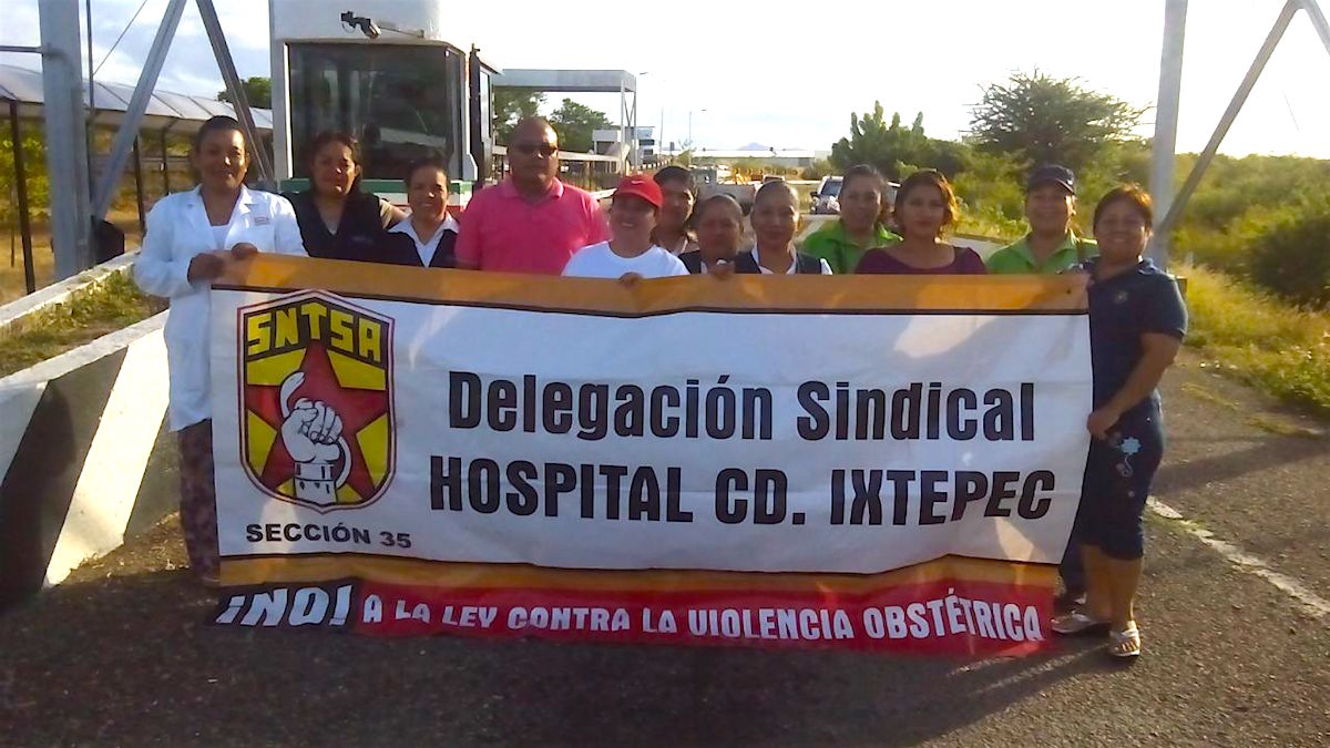 Bloquean vialidades trabajadores del sector Salud en el Istmo