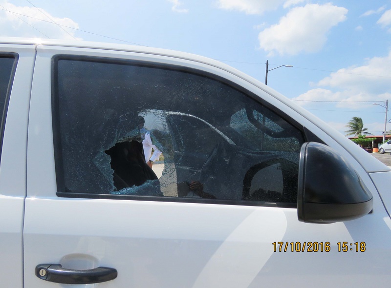 Cristalean camioneta del Rector de UABJO frente a Preparatoria 4 de Tehuantepec