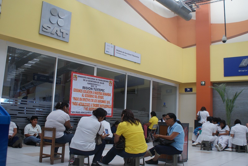 Médicos y enfermeras del sector público toman oficinas del SAT y Delegación Fiscal en Tuxtepec