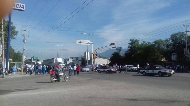 Trabajadores de Salud sitian la capital con bloqueos porque Gobierno de Cué adeuda 600 mdp