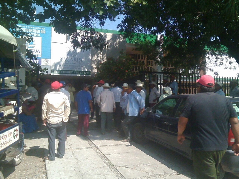 Campesinos toman oficinas de Conagua, exigen agua para regar sus cultivos