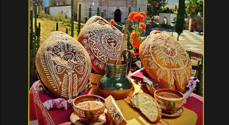 Motivan a niños de Mitla al pintado de Pan de Muertos