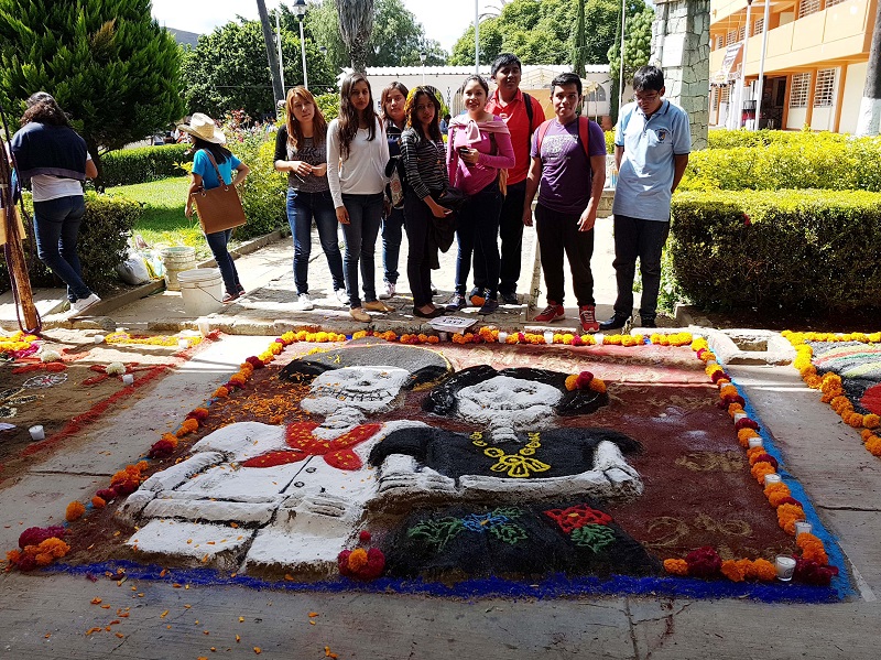 La fiesta de Todos Santos se revivió en la Preparatoria número 7 de la UABJO
