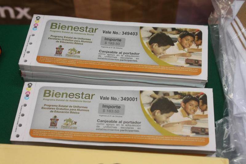 Por adeudos de Cué, niegan empresas canjear vales de uniformes en Tuxtepec