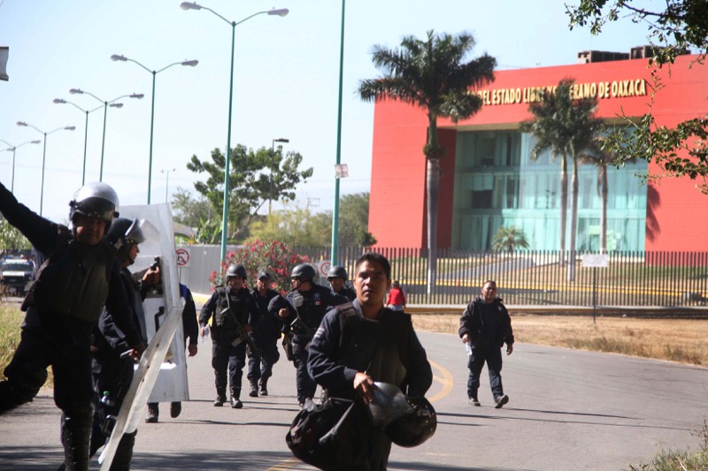 Oaxaca sitiado con bloqueos, tomas de oficinas, ejecuciones y asaltos ante el vacío de autoriad