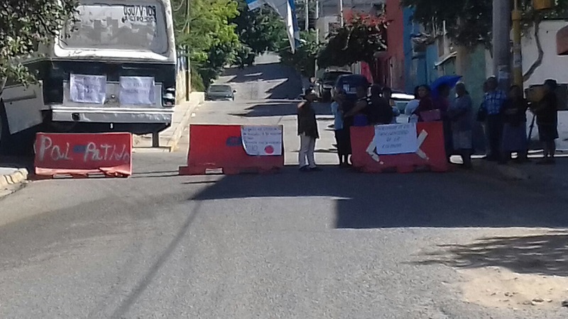 Vecinos cierran calles por retraso en obras del metrobus