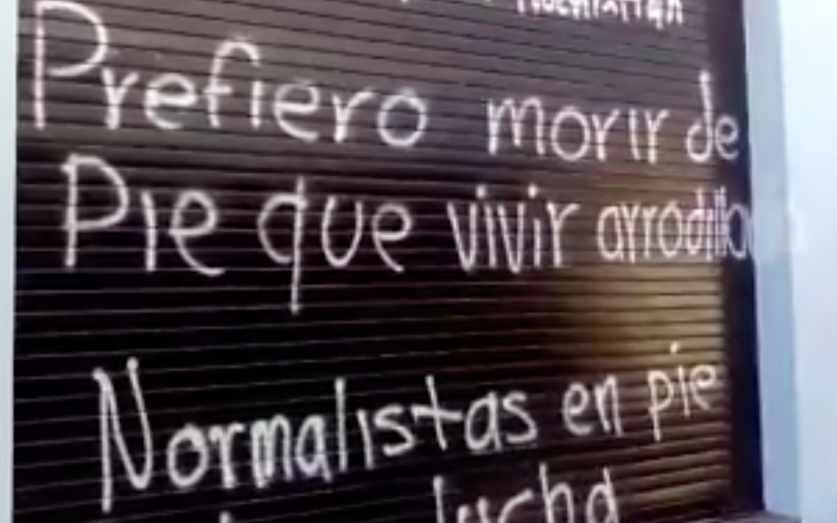 Normalistas causan destrozos en oficinas del IEEPO para exigir plazas