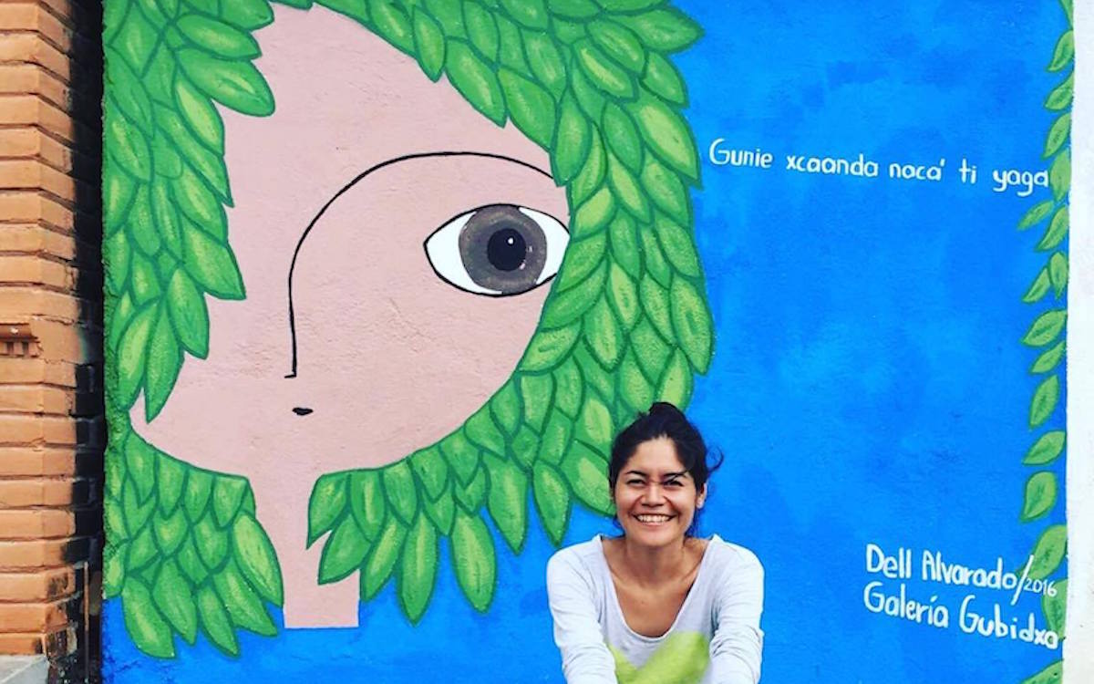Artista  zapoteca ilumina con arte bardas de Unión Hidalgo; le apuesta a la colectividad