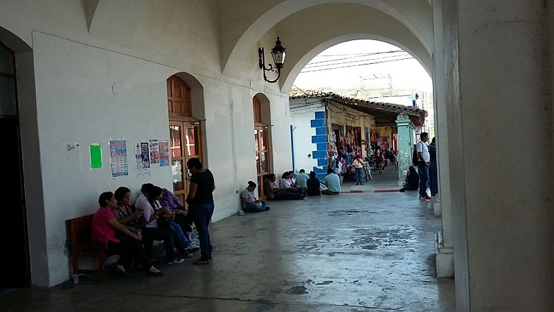 Trabajadores del sector salud continúan en paro de labores y toman oficinas de gobierno