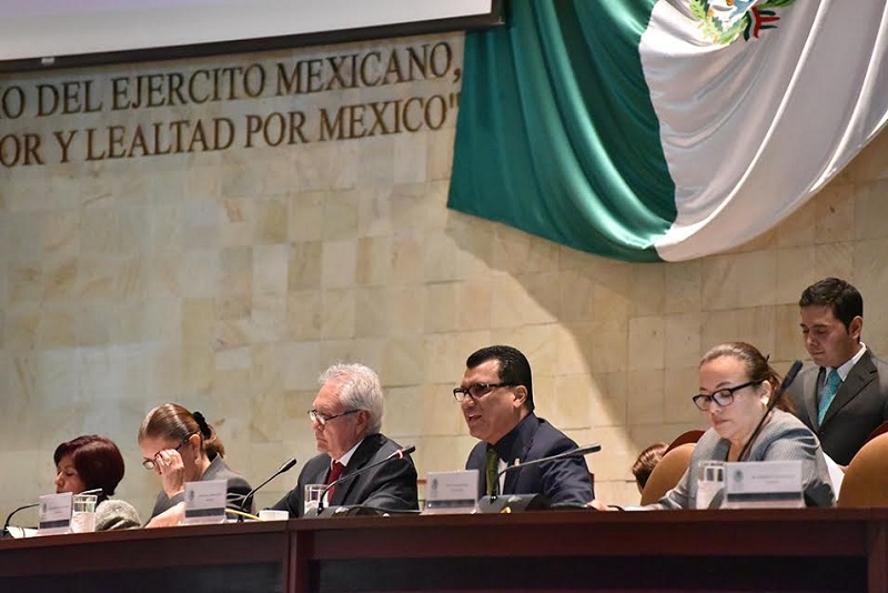 Trabajadores de Salud toman congreso ante incumplimiento de Gabino Cué